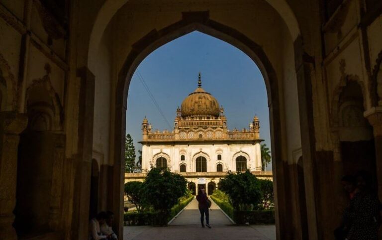 ऐतिहासिक गुलाब बाड़ी खेल के मैदान की दुर्दशा और उसे पुनः खेल के लिए आरक्षित करने की मांग