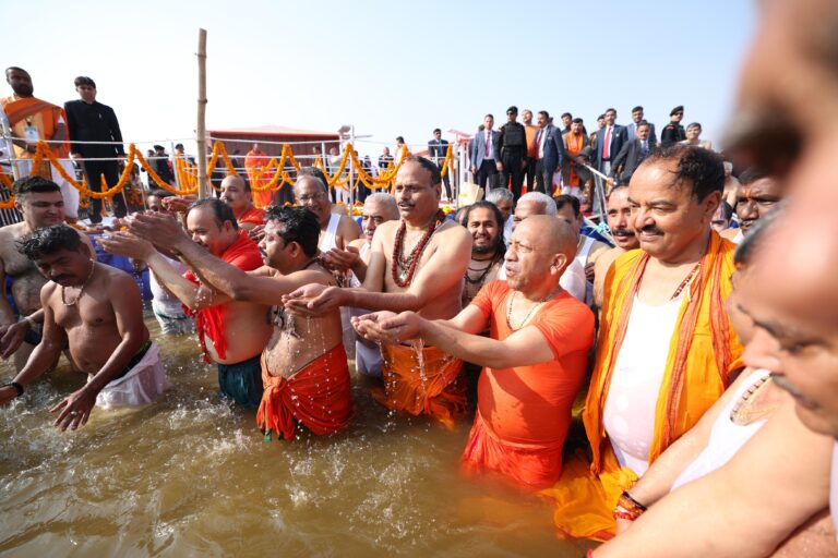 Mahakumbh 2025 : सीएम योगी ने संगम तट पर कैबिनेट के साथ लगाई आस्था की डुबकी