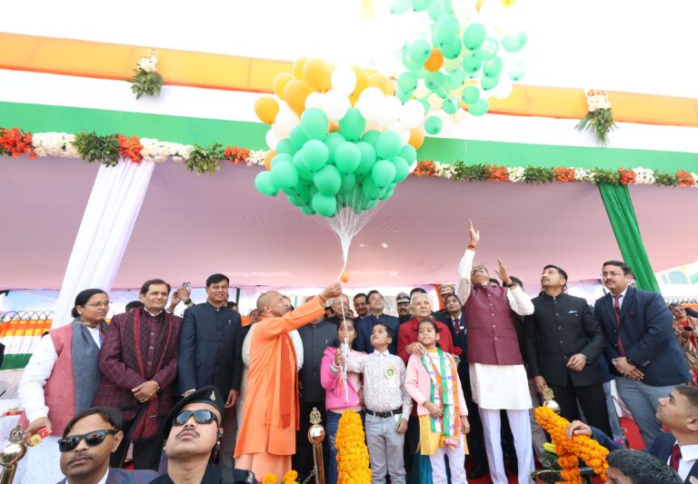 Lucknow: गणतंत्र दिवस: विधानसभा के सामने राज्यपाल ने ध्वजारोहण कर परेड की सलामी ली