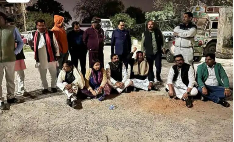 सपा व्यापार सभा अध्यक्ष गिरफ्तार, कार्यकर्ताओं का हंगामा