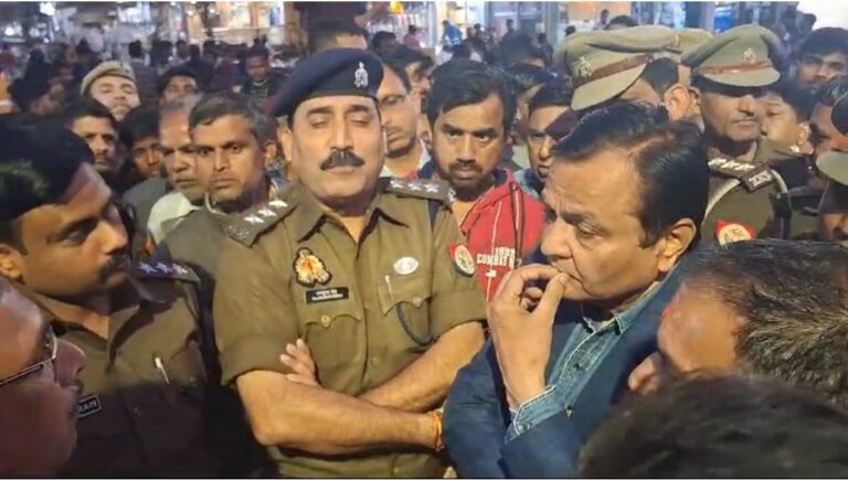 पुलिस की पिटाई से इलेक्ट्रीशियन की मौत, शव रखकर प्रदर्शन  