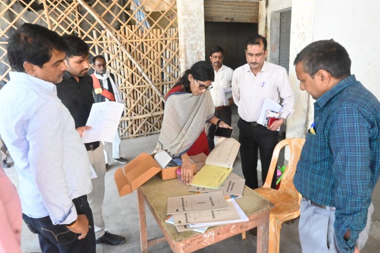 बांदा जिलाधिकारी ने अतर्रा में पीसीएफ गेहूं खरीद केन्द्र का किया निरीक्षण