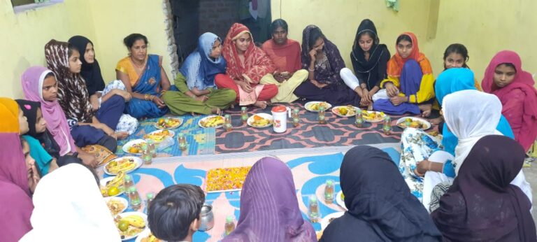 गंगा-जमुनी तहजीब की मिसाल बनी इफ्तार पार्टी, एक-दूसरे पर फूल बरसाकर मनाई होली मिलन