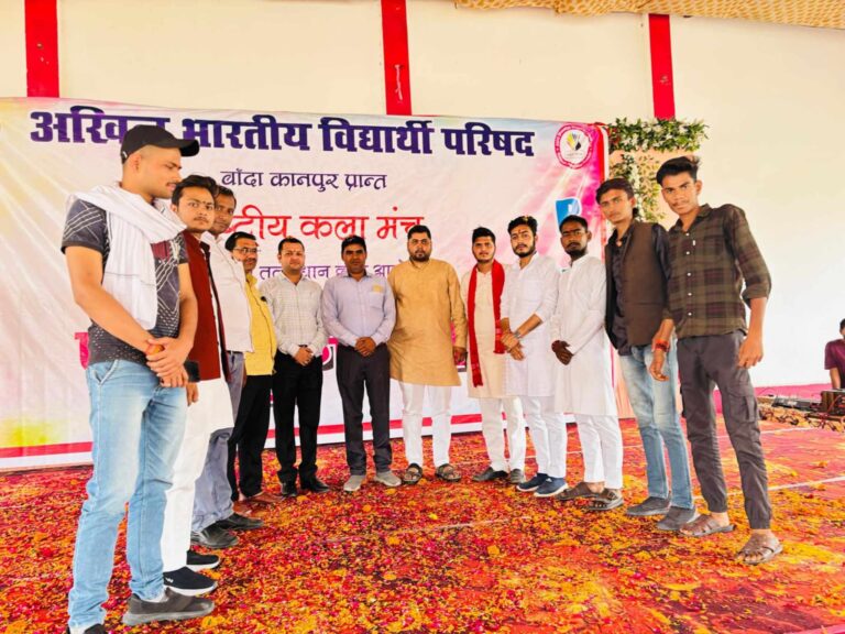 अखिल विद्यार्थी परिषद द्वारा माही गार्डन में आयोजित भव्य फूलों की होली मिलन समारोह