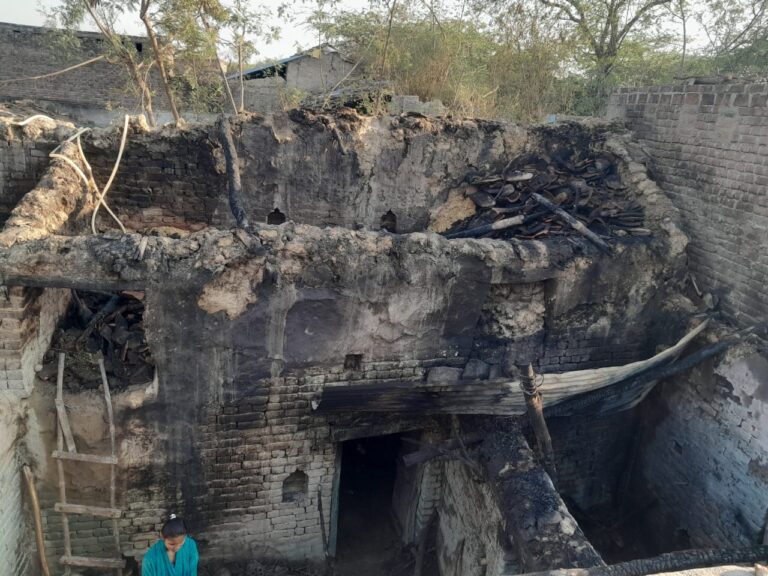 अज्ञात कारणों से आग से जलकर राख हुआ गरीब मजदूर का घर, लाखों का नुकसान