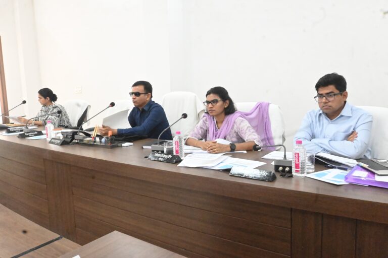 “मण्डलीय विकास कार्यों एवं कानून व्यवस्था की समीक्षा बैठक: आयुक्त अजीत कुमार की अध्यक्षता में हुई अहम बैठक”