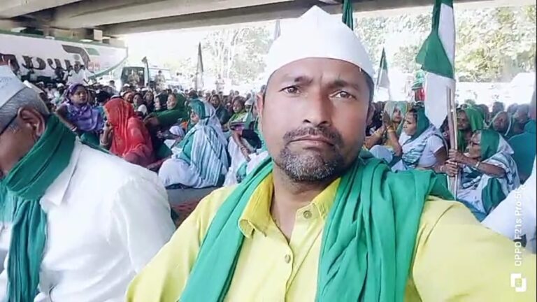 जिला अध्यक्ष के नेतृत्व में किसानों ने आवास विकास प्राधिकरण मुख्यालय को घेरा