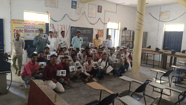 विश्वनाथ आई टी आई जसपुरा में आयोजित टैबलेट वितरण कार्यक्रम, छात्रों के उज्जवल भविष्य की कामना