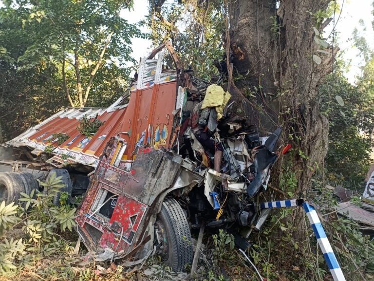 लखनऊ-बलिया हाइवे पर हादसे में 2 की मौत