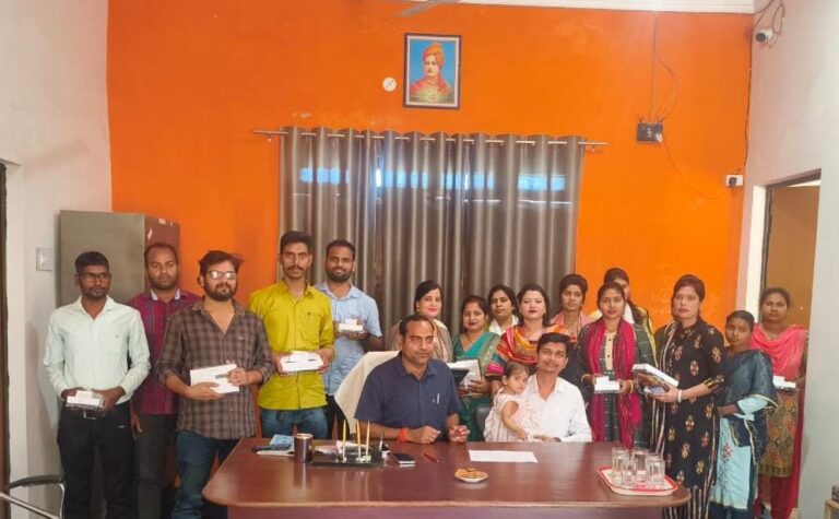 मुख्यमंत्री नि:शुल्क टैबलेट वितरण योजना के तहत एमए छात्रों को मिले टैबले