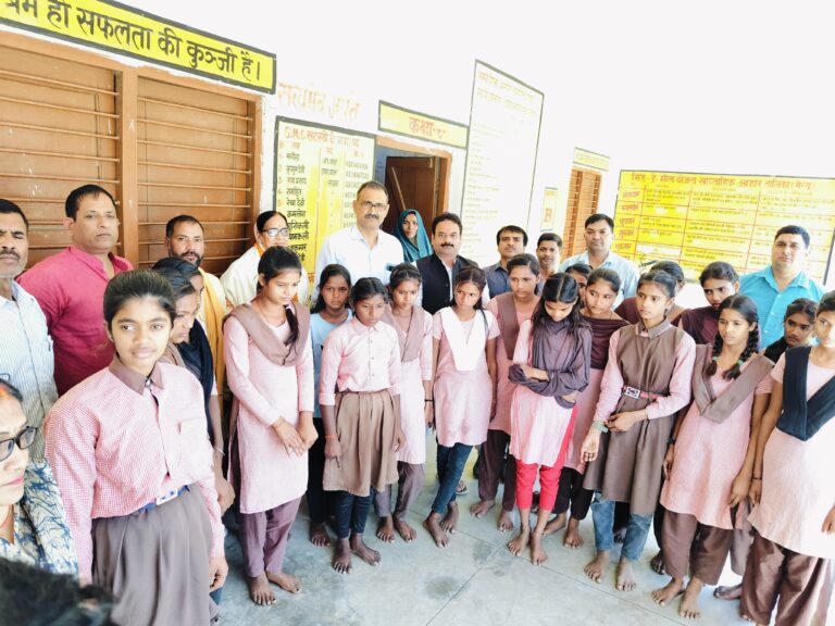 सेवानिवृत्त शिक्षिका सरोज सिंह के सम्मान में भावुक विदाई समारोह