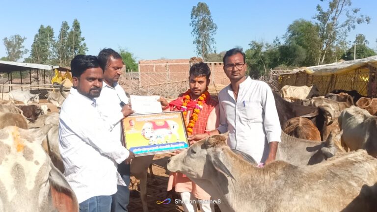 उत्कृष्ट गौ सेवा सम्मान से सम्मानित हुए ग्राम प्रधान मरका व उमरहनी