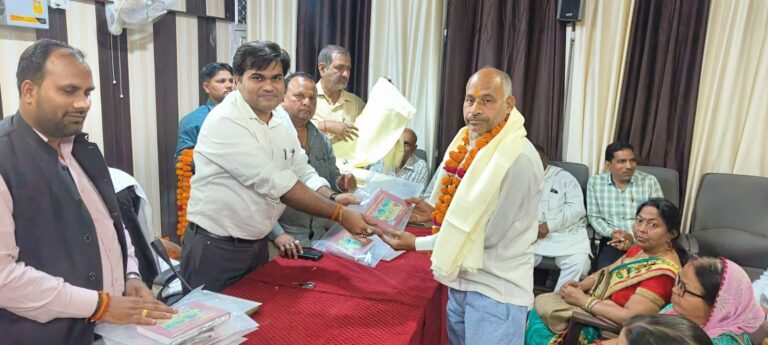 परिषदीय विद्यालयों से सेवानिवृत्त हुए शिक्षकों को बीएसए ने दी विदाई