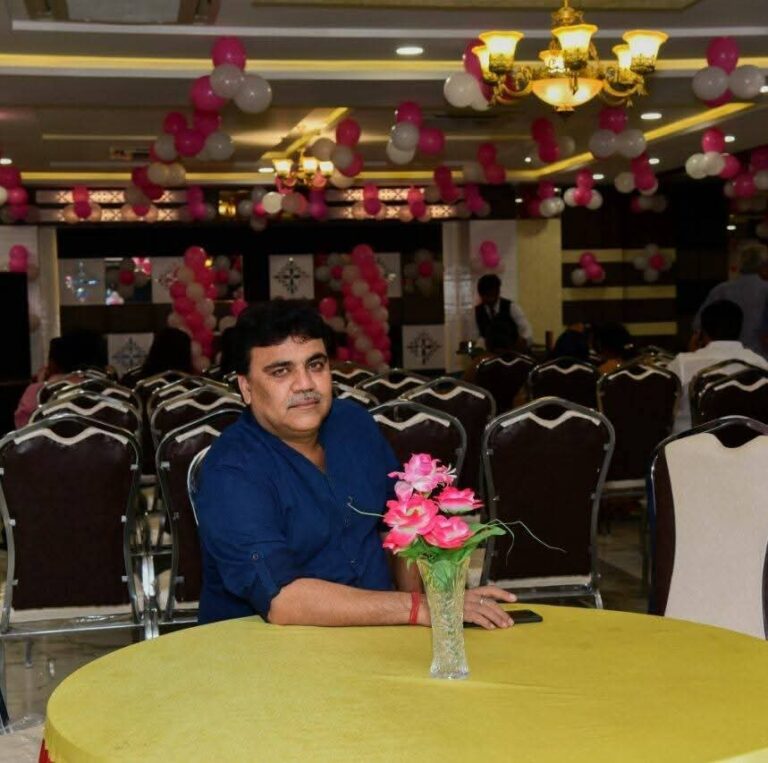 चलती कार में लाइसेंसी रायफल से फायरिंग, होटल संचालक की मौत