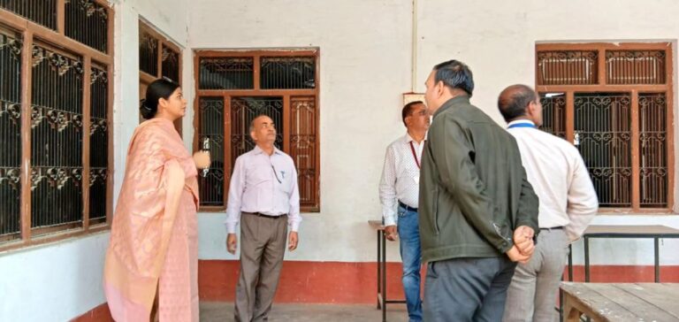 बोर्ड परीक्षा 2025 को लेकर डीएम ने परीक्षा केंद्र का किया औचक निरीक्षण