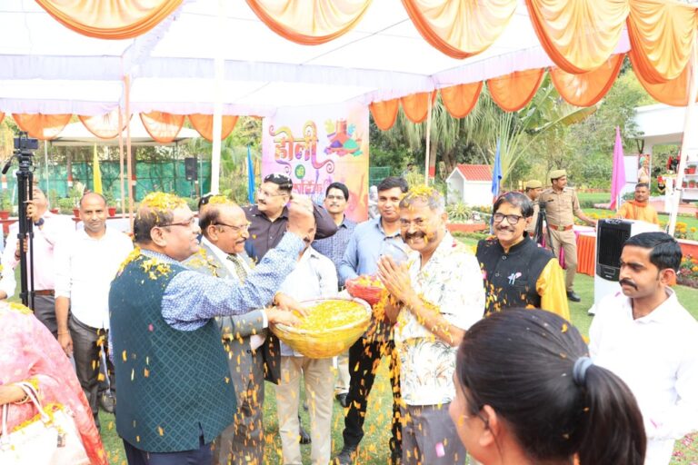 UP POLICE HOLI : अनोखे अंदाज में पुलिस ने खेली होली