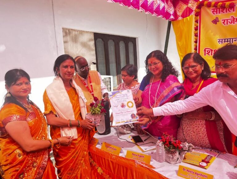 नारी शिक्षा और स्वास्थ्य विषय पर संगोष्ठी व सम्मान समारोह संपन्न