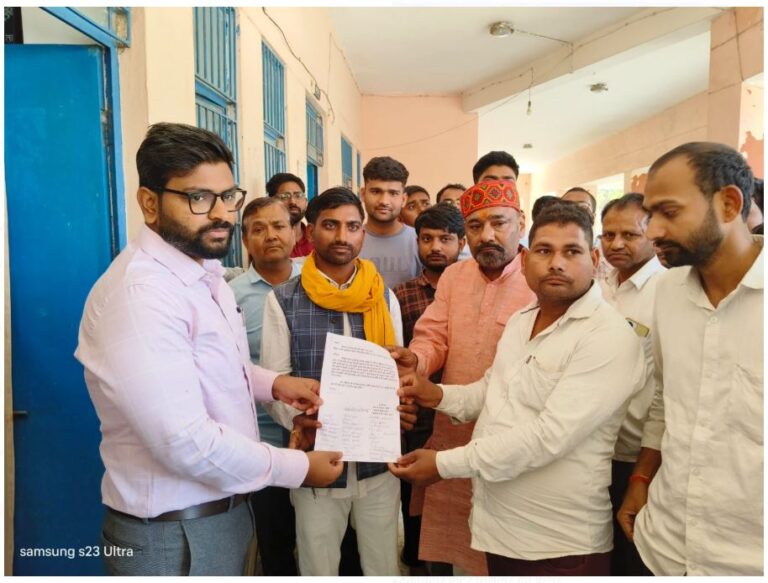 देशी शराब ठेका खोलने के खिलाफ ग्रामीणों का धरना