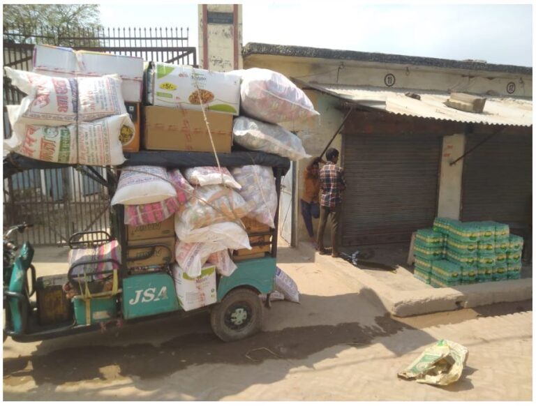 खाद्य सुरक्षा अधिकारी की टीम ने किराने की दुकानों पर मारा छापा