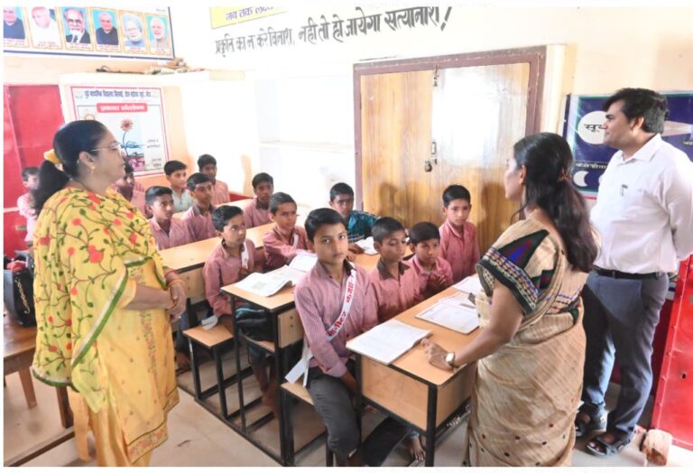 डीएम ने प्राथमिक और उच्च प्राथमिक विद्यालयों का किया निरीक्षण, शिक्षा व्यवस्था सुधारने के दिए निर्देश