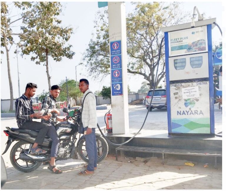 डीएम के आदेशों की उड़ी धज्जियाँ, पेट्रोल पंपों पर बिना हेलमेट बाइक चालकों को मिल रहा पेट्रोल