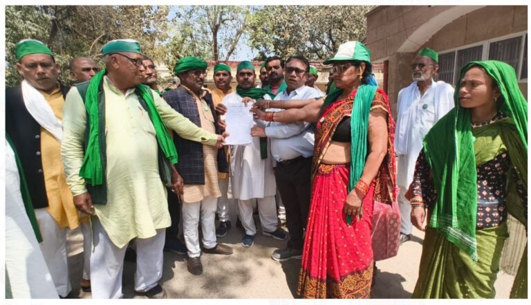 भारतीय किसान यूनियन के पदाधिकारियों ने जिलाधिकारी कार्यालय में प्रदर्शन कर राष्ट्रपति को संबोधित ज्ञापन भेजा