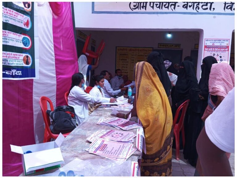 बबेरू के बगेहटा गांव में आयोजित हुआ नि:शुल्क मिनी स्वास्थ्य शिविर, ग्रामीणों का हुआ स्वास्थ्य परीक्षण