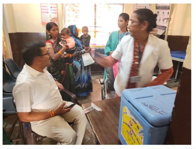टीकाकरण अभियान में सक्रियता दिखाते एसडीएम शशिभूषण मिश्र, सीएचसी जसपुरा का किया निरीक्षण
