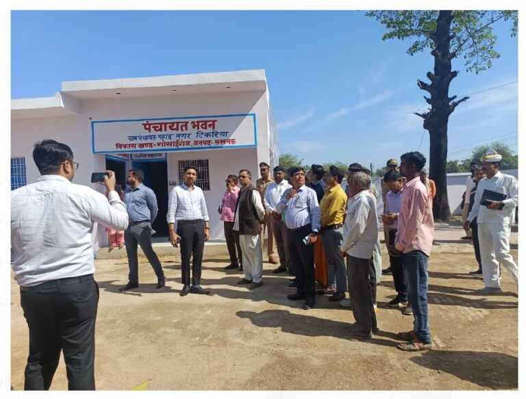 डी एम ने किया गांवों का निरीक्षण