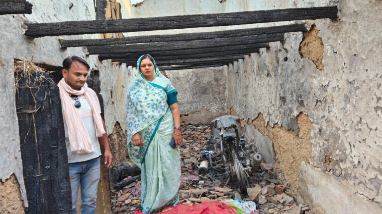 रसोई गैस के रिसाव से मिस्त्री के घर में लगी भीषण आग, बाइक और गृहस्थी का सारा सामान जलकर हुआ राख