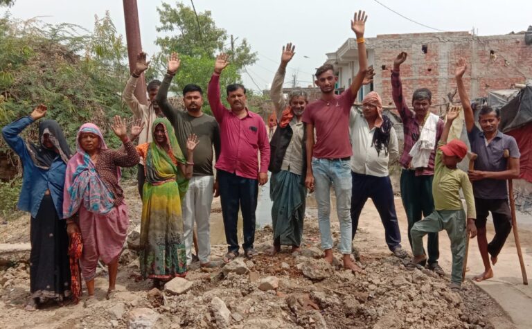 जल निगम के द्वारा तोड़ी गई सड़क व पाइपलाइन न बनने पर मोहल्ले वासियों का आक्रोश