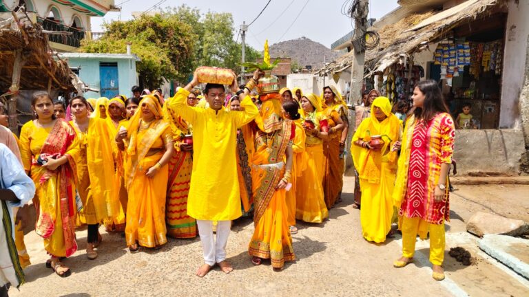 सात दिवसीय भव्य कलश यात्रा के साथ श्रीमद्भागवत कथा का शुभारंभ