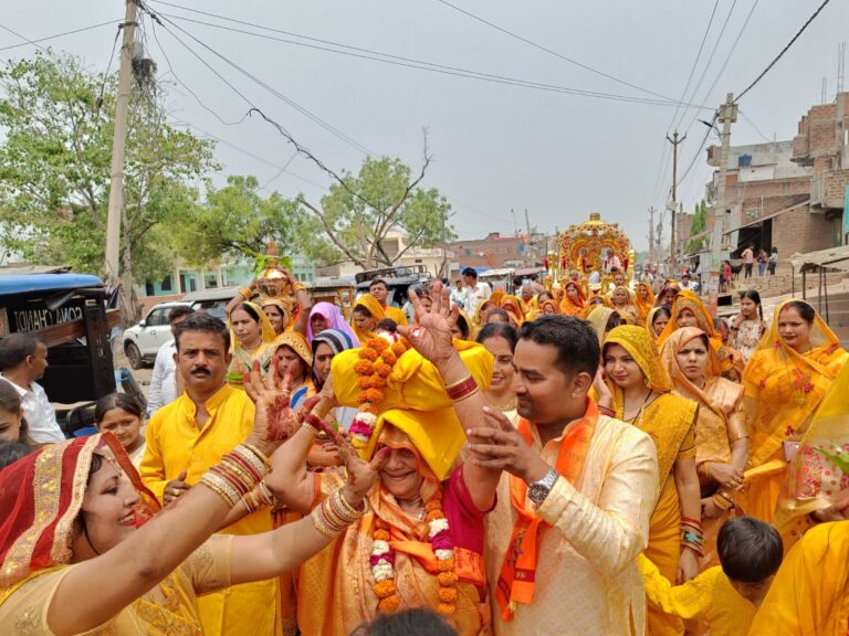कलश यात्रा के साथ श्रीमद्भागवत कथा का शुभारंभ, भक्ति में डूबा बबेरू कस्बा