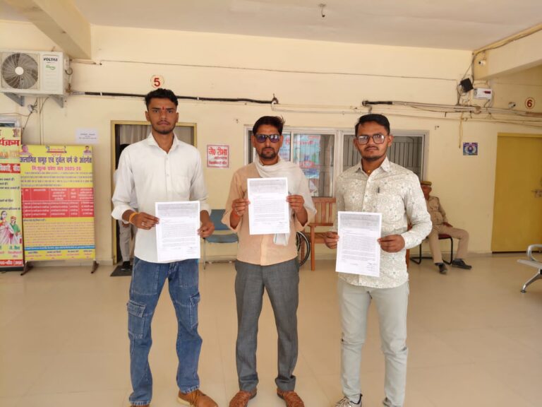 पेयजल संकट से जूझ रहे ग्रामीण पहुंचे डीएम कार्यालय