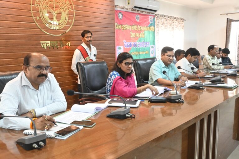 वृक्षारोपण व पर्यावरण संरक्षण को लेकर डीएम ने दिए सख्त निर्देश