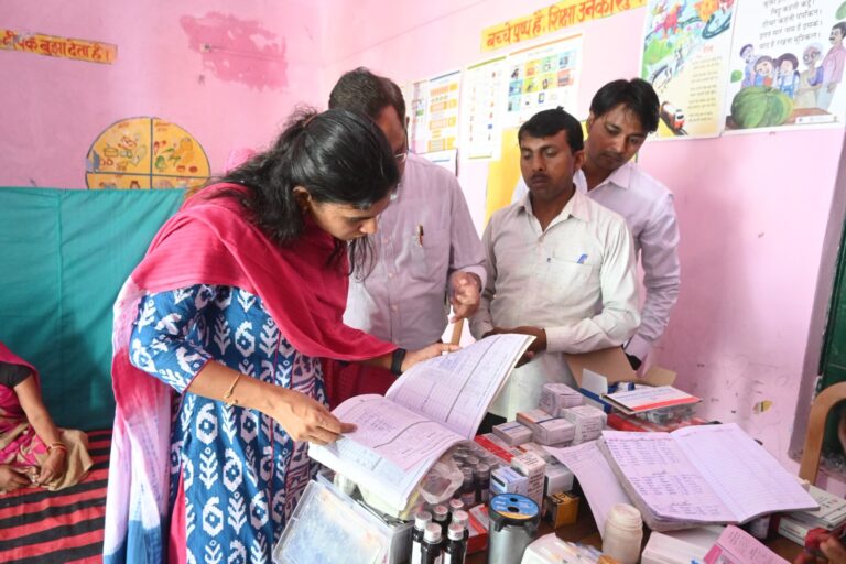 उच्च प्राथमिक विद्यालय महुई एवं आंगनबाड़ी केंद्र का डीएम ने किया निरीक्षण