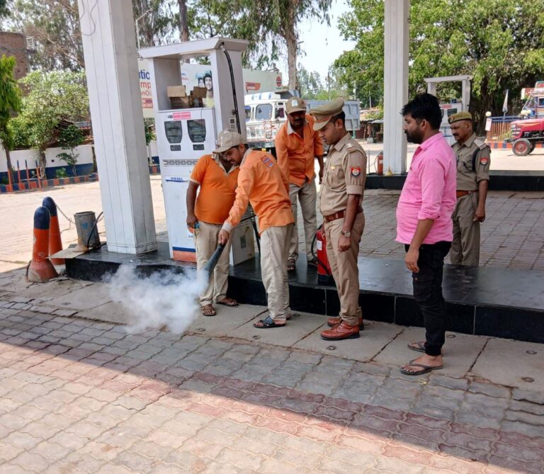 अतर्रा में चला अग्निशमन सुरक्षा जागरूकता अभियान, पेट्रोल पंपों और स्कूलों में की गई जांच