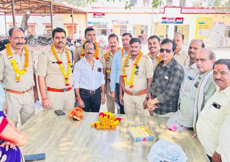 लूट का खुलासा करने वाली पुलिस टीम सम्मानित, व्यापार मंडल ने किया उत्साहवर्धन