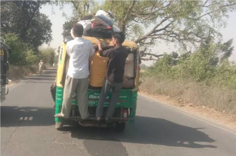नरैनी में बेलगाम टैंपो बना रहे हादसों का कारण