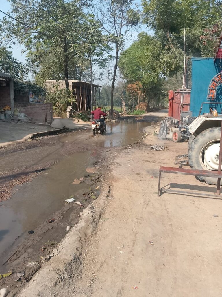 मुख्य रोड पर भरा पानी, निकलने में हो रही परेशानी