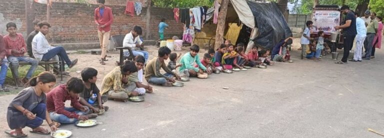 ब्रज की रसोई: इस रविवार बैसाखी महोत्सव पर जरूरतमंदों को नि:शुल्क भोजन में परोसा कढ़ी चावल
