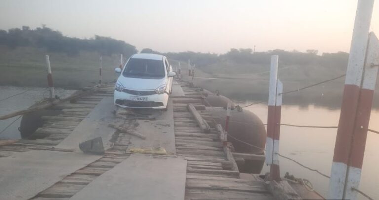 ओवरलोड ट्रैक्टर से टूटे पीपों का पुल, आवागमन ठप