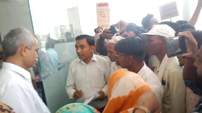 लापता व्यक्ति की हत्या , डीएम कार्यालय का घेराव कर काटा हंगामा