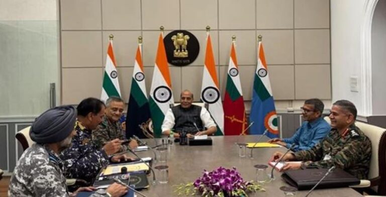 राजनाथ ने सीडीएस, तीनों सेना प्रमुखों के साथ की बैठक