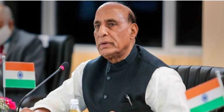 भारत-पाकिस्तान के बीच बढ़ते तनाव के बीच रूस की विजय दिवस परेड में शामिल हुई राजनाथ सिंह