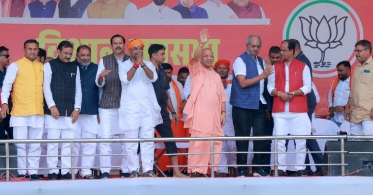 भारी बारिश में भी योगी आदित्यनाथ की वैशाली रैली में उमड़ी भीड़