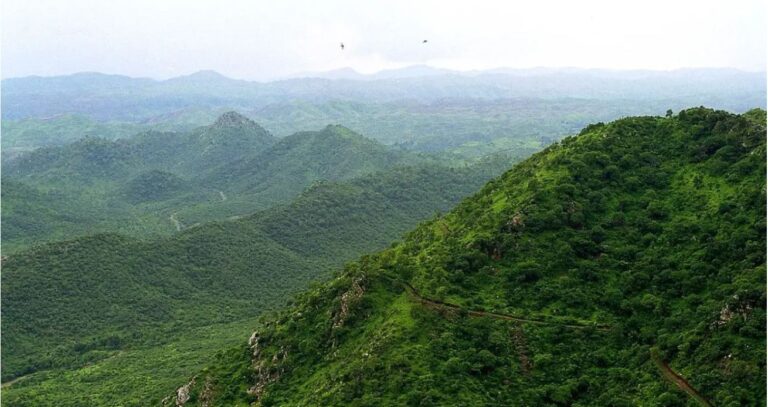 अरावली पर सियासी घमासान: परिभाषा बदलने से संरक्षण पर मंडराया खतरा