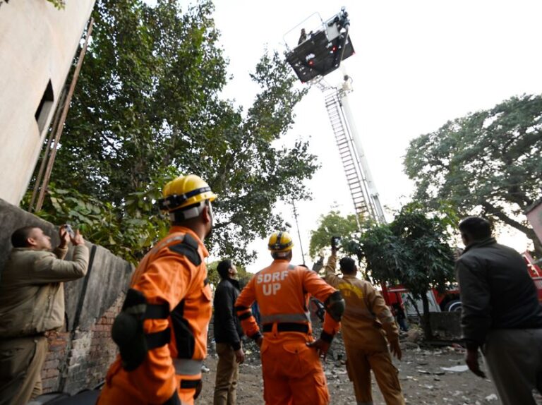 60 फीट ऊंचे पेड़ पर फंदे से लटकता मिला युवक का शव